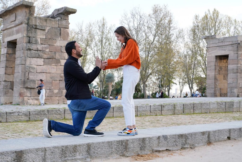 Pareja frente al Templo de Debod durante una pedida de mano en Madrid