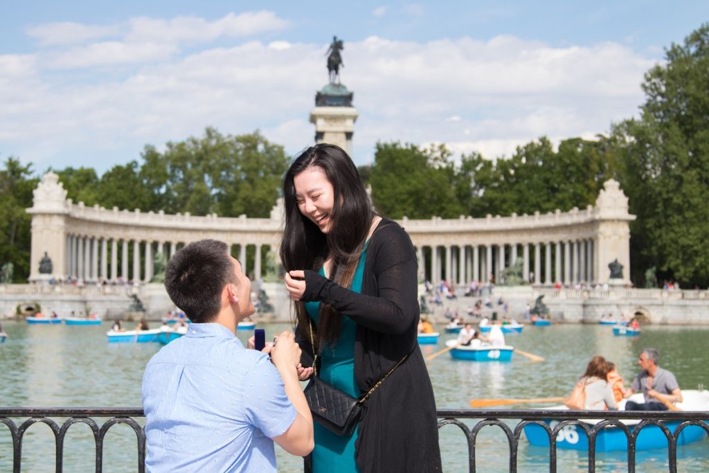 Pedida de mano frente al Monumento a Alfonso XII en el Parque del Retiro de Madrid