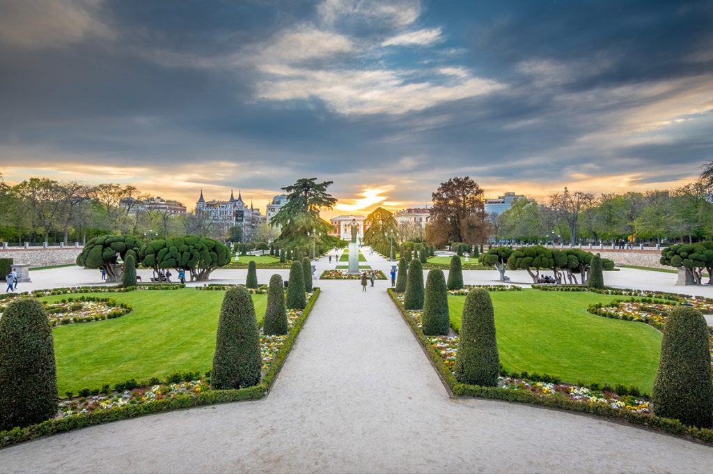 Pedida de mano íntima en la Plaza Parterre del Parque del Retiro, Madrid