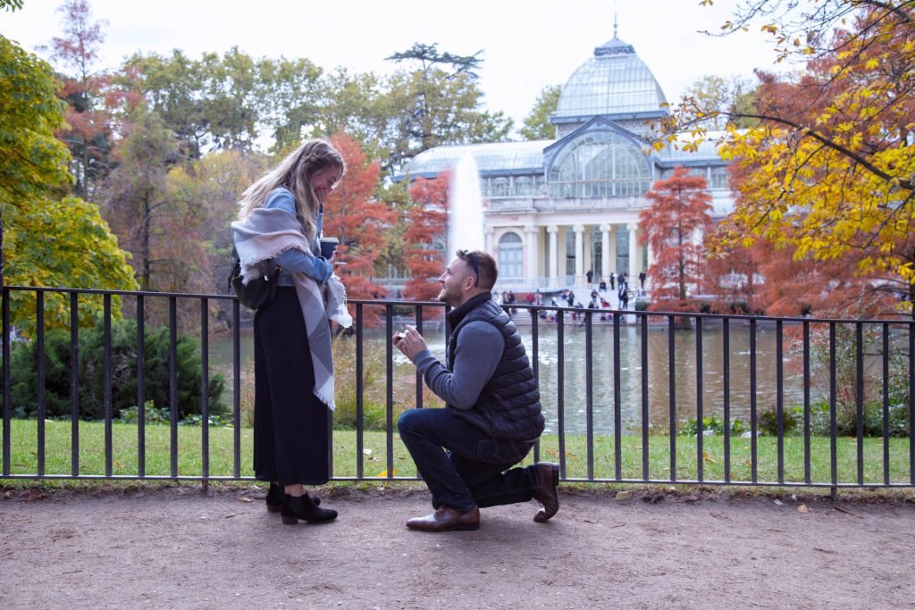 Propuesta de matrimonio junto al lago con el Palacio de Cristal al fondo, Madrid