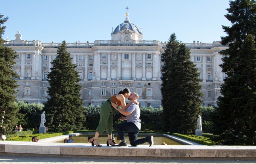Pedida de mano en los Jardines de Sabatini con el Palacio Real de fondo, Madrid