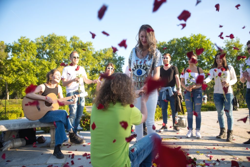 Fotógrafo local capturando una propuesta de matrimonio en Madrid